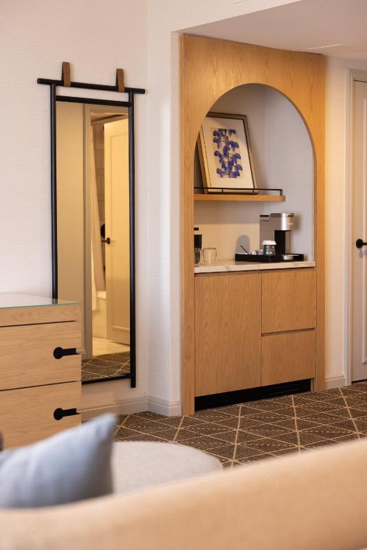 Deluxe King Room - Disability Access image 2