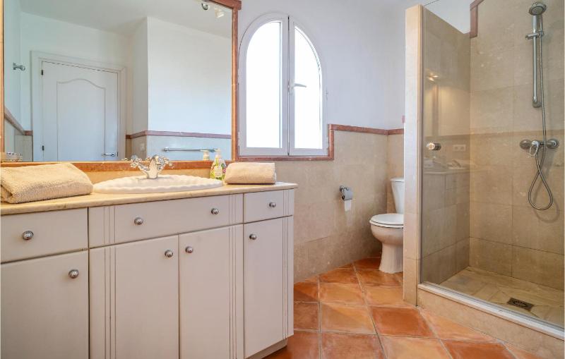 Six-Bedroom Holiday Home image 3