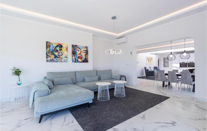 Beach Front Home In Las Lagunas De Mijas - image 7