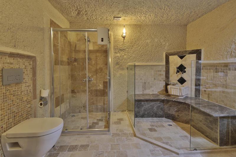 Cave Suite image 3