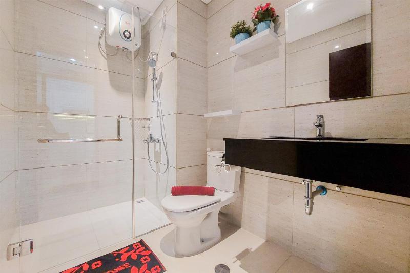 Comfort Designed 1BR at Brooklyn Alam Sutera Apartment By Travelio - image 11