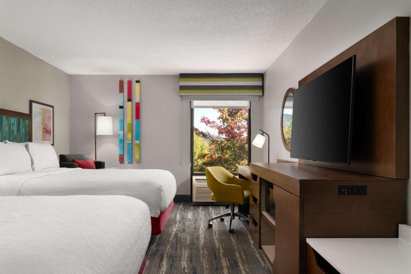 Queen Room with Two Queen Beds - Non-Smoking image 3