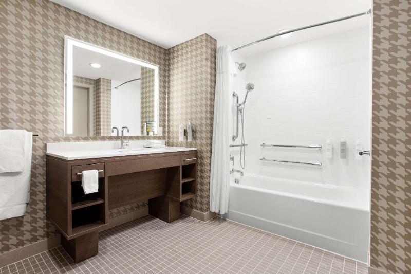 Queen Studio Suite with Bath Tub - Mobility Accessible image 2