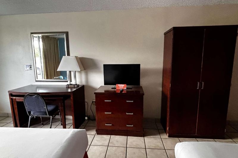 Queen Room with Two Queen Beds - Non-Smoking image 4