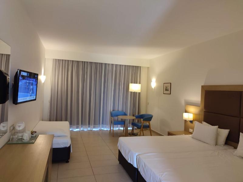 Double or Twin Room with Sea View image 3