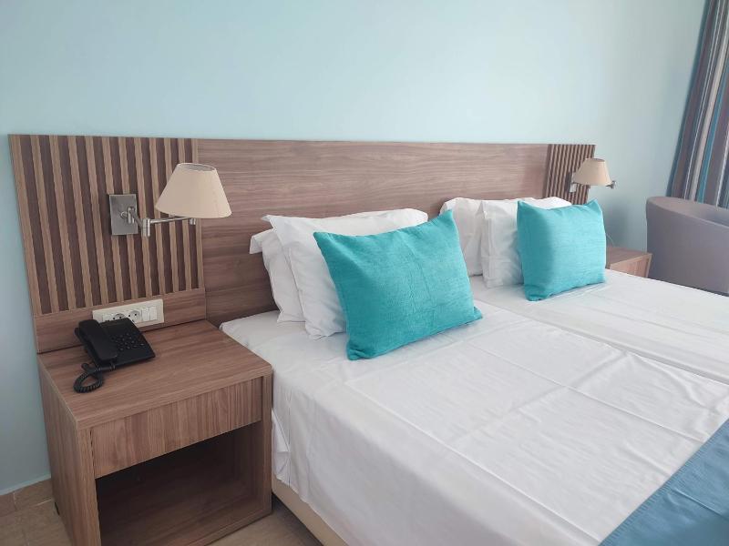 Junior Suite with Sea View and Shared Pool image 4