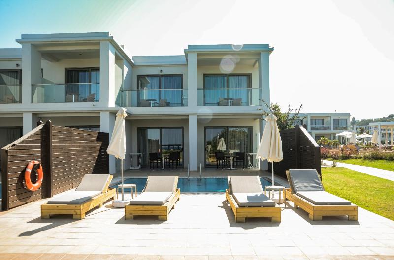 Junior Suite with Sea View and Shared Pool image 2
