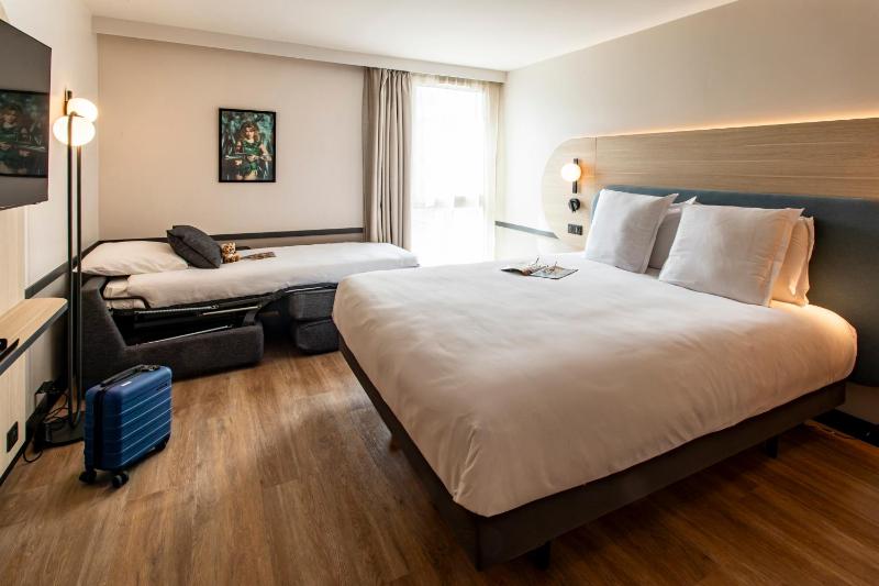 Double Room with One Double Bed and One Single Bed image 4