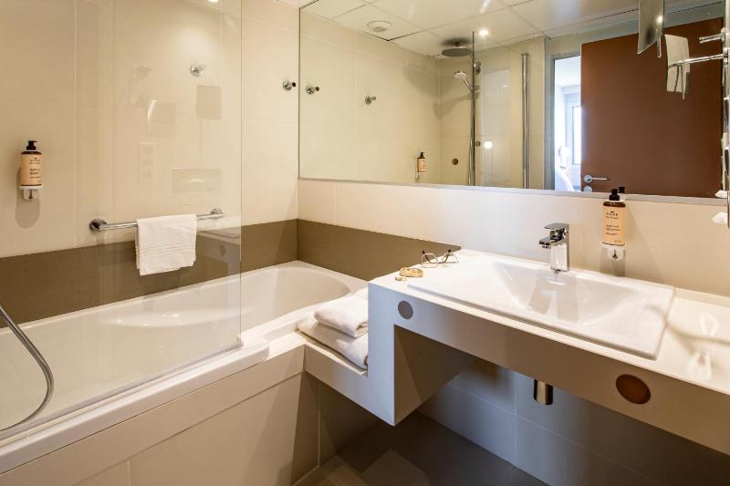 Double Room with One Double Bed and One Single Bed image 3