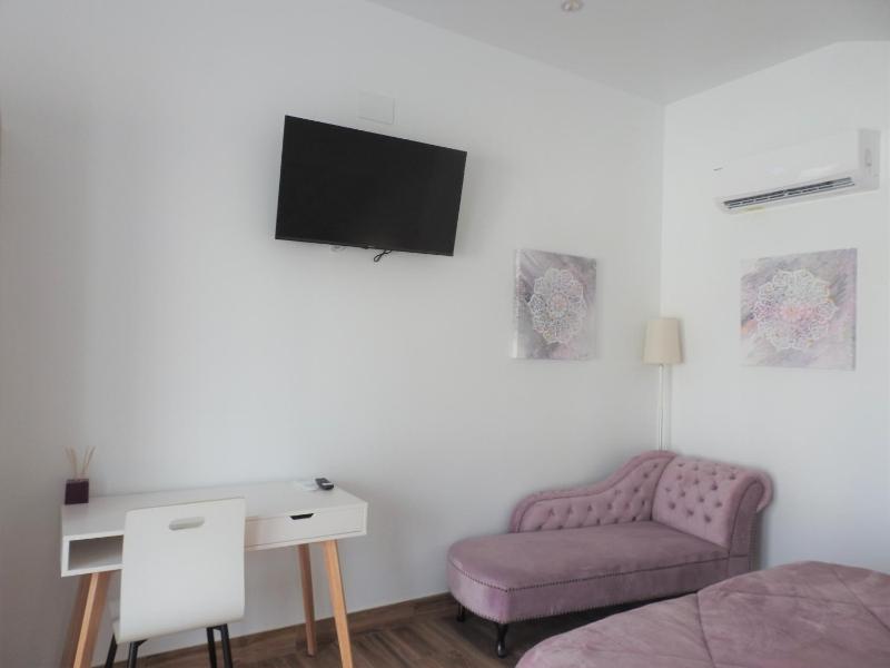 Sandra Rooms - image 8