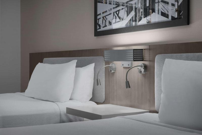 Deluxe Queen Room with Two Queen Beds - Hearing Accessible image 3