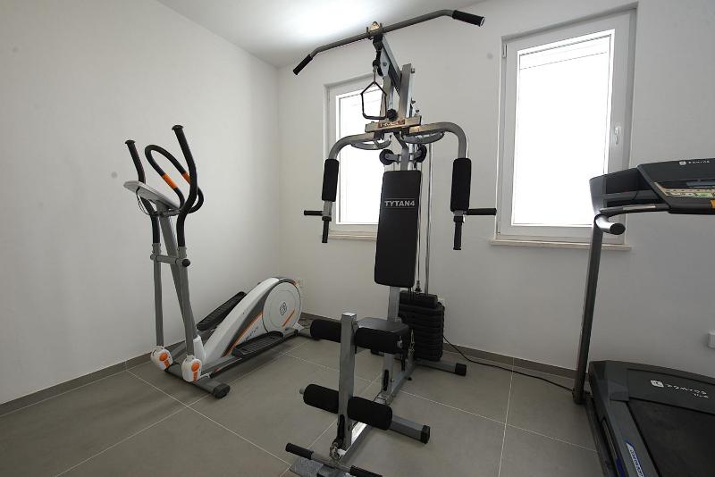 Villa Joanna - hidden oasis with pool gym & garrage - image 7
