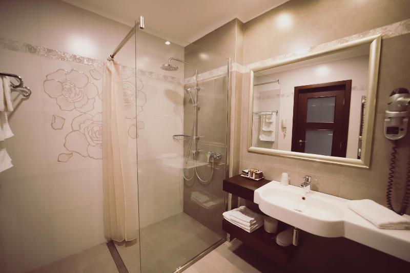 Double Room with Lake View image 3