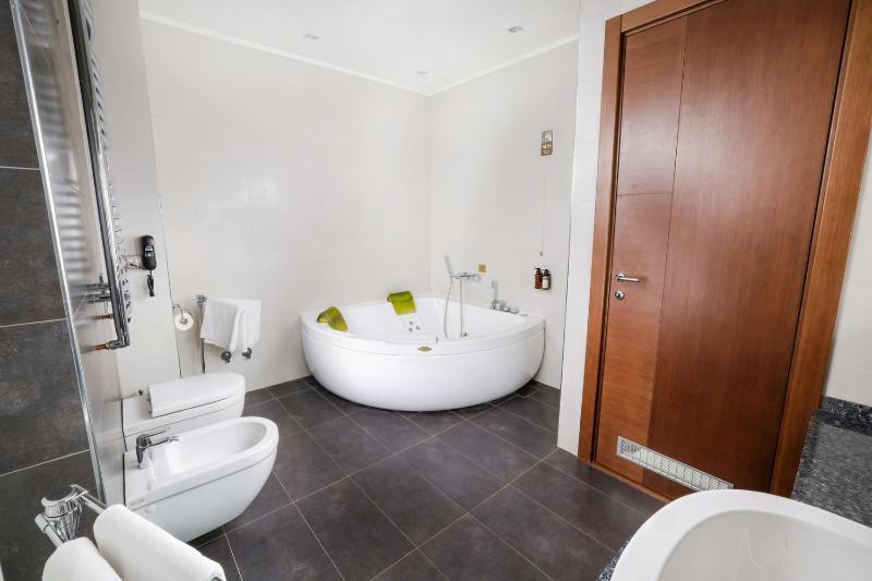 Suite with Spa Bath image 4