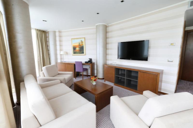 Deluxe Suite with Spa Bath and Sauna image 1