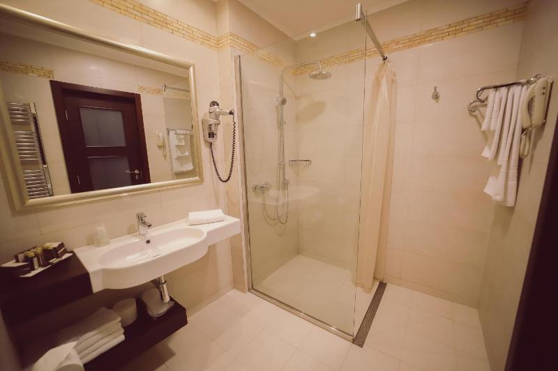 Twin Room with Lake View image 2