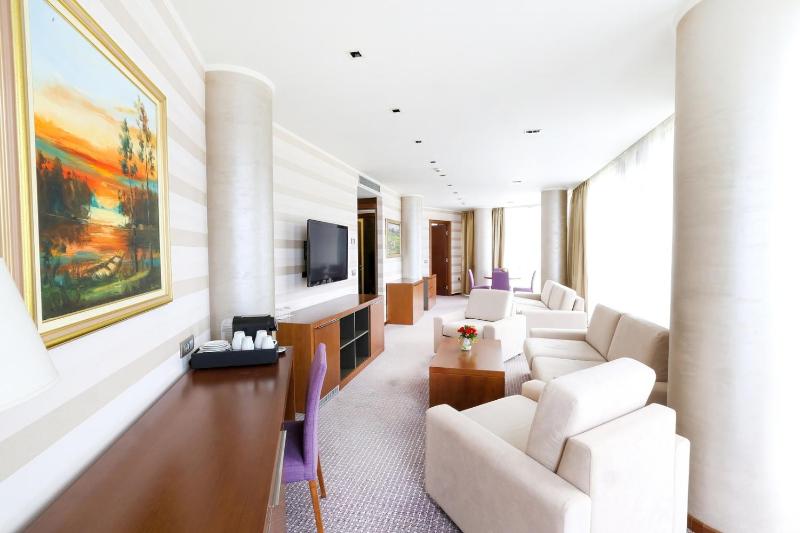 Deluxe Suite with Spa Bath and Sauna image 3