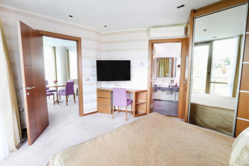 Deluxe Suite with Spa Bath and Sauna image 4