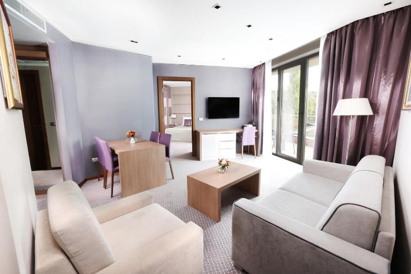 Suite with Spa Bath and Sauna image 3