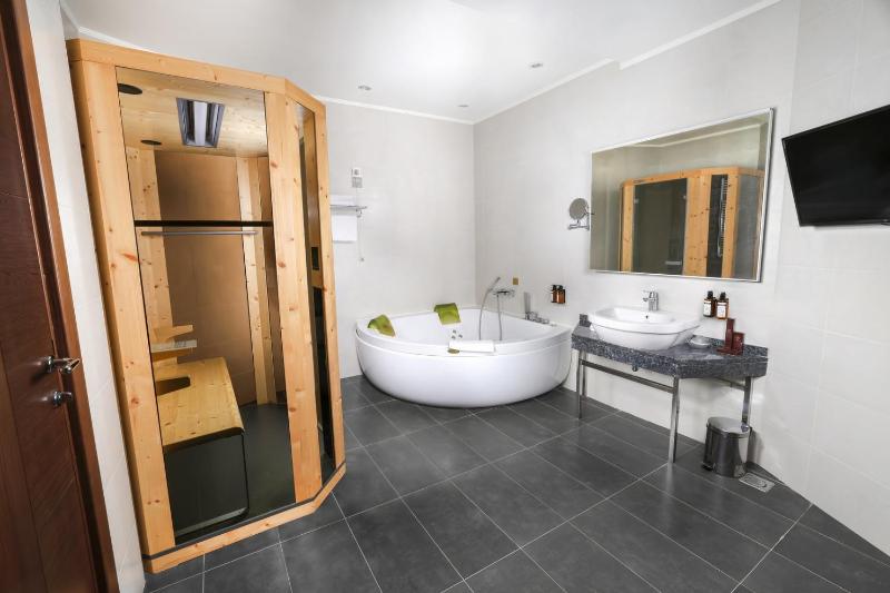 Suite with Spa Bath and Sauna image 4