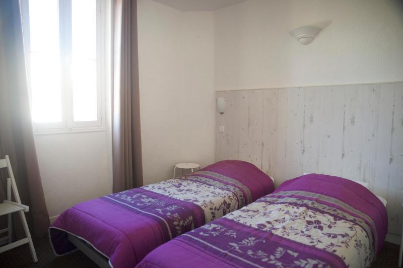 Twin Room image 4
