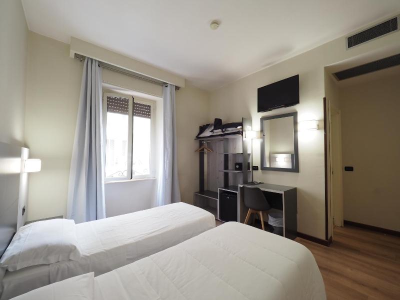 Twin Room image 3