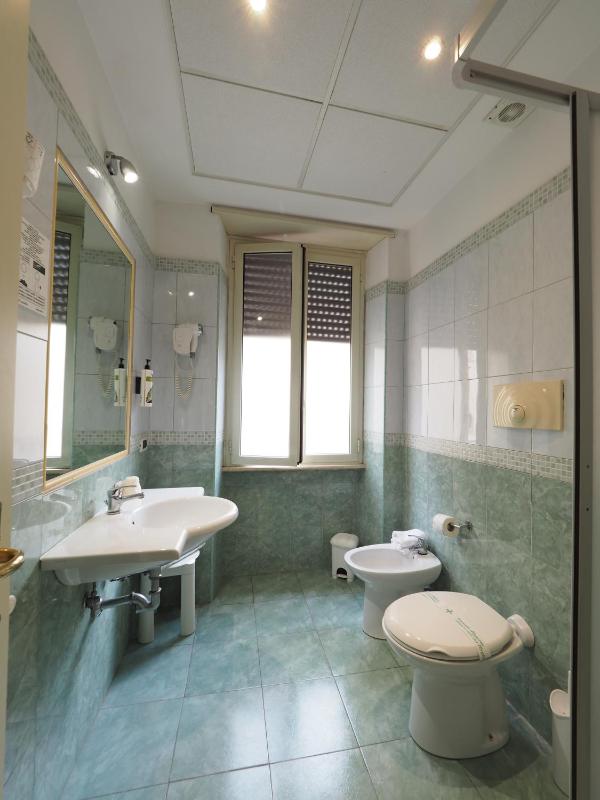Twin Room image 4