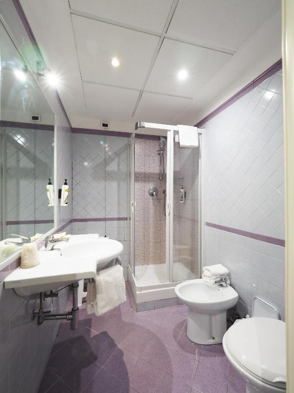 Quadruple Room image 3