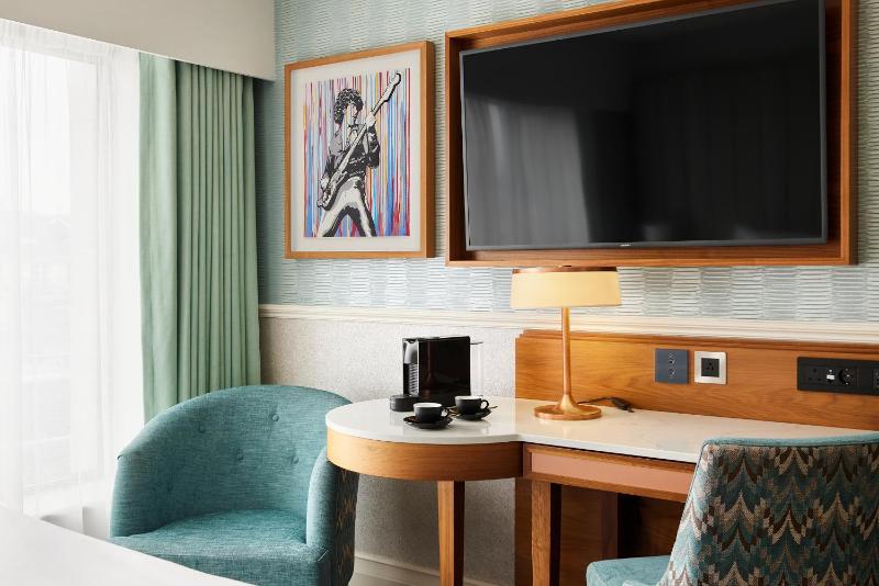 Superior King Room image 4