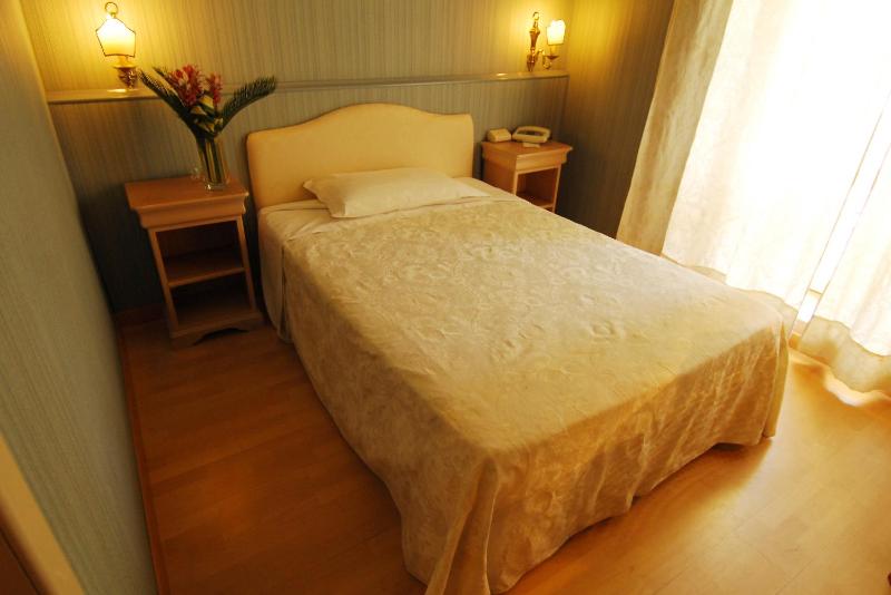 Single Room image 4