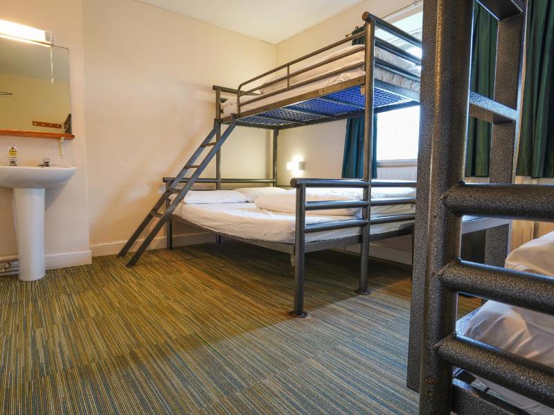 Dormitory Room (5 Adults) image 4