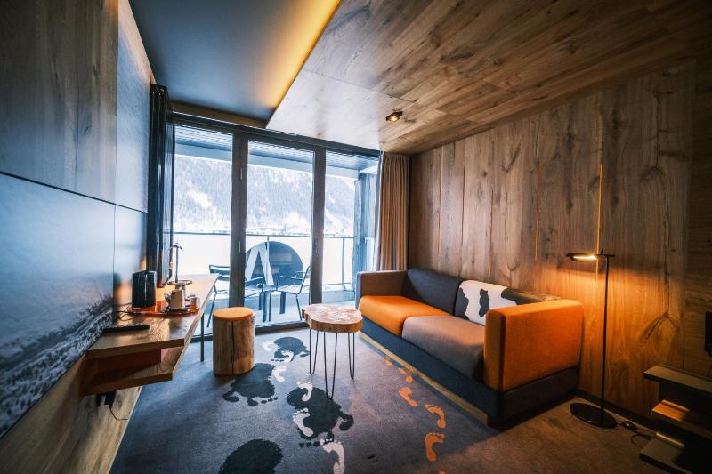 Superior Room with sofa and balcony – Mont-Blanc Range view image 3
