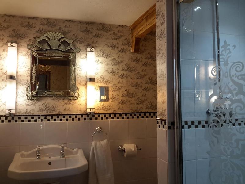 Queen Room with Balcony image 2