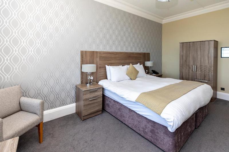 Double or Twin Room with Sea View image 3
