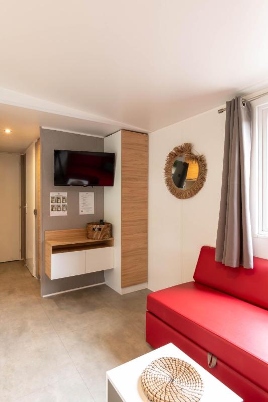 Mobile home Comfort Three-Bedroom with Jacuzzi  image 3