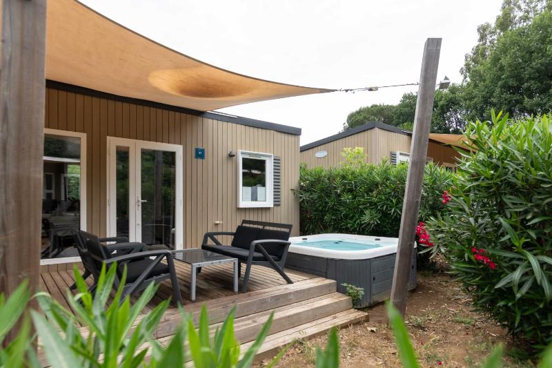 Mobile home Comfort Three-Bedroom with Jacuzzi  image 1