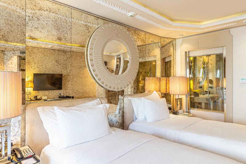 Deluxe Twin Room with Partial Sea View image 3