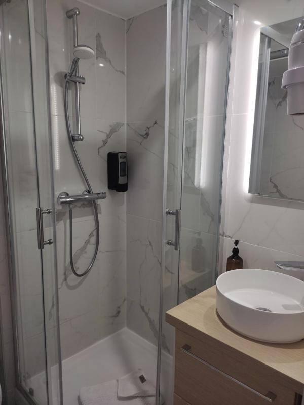 Double Room image 3