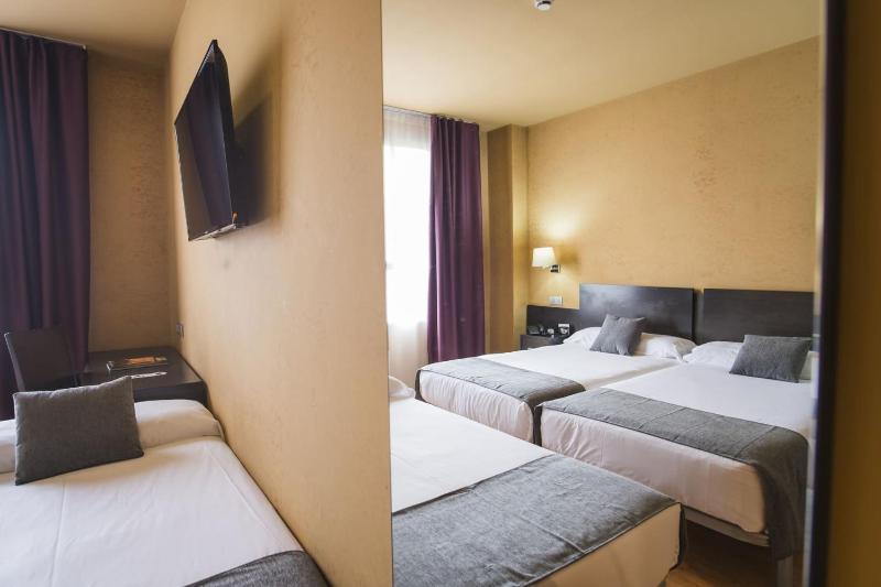 Economy Triple Room image 4