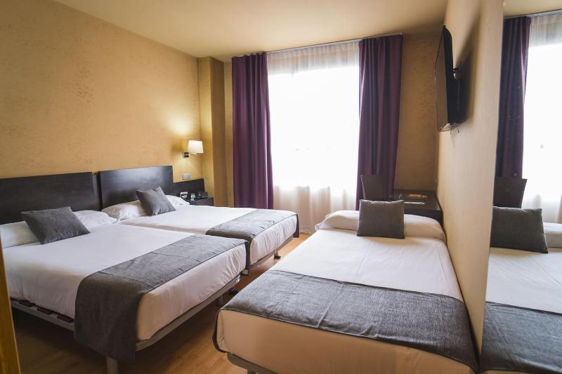 Economy Triple Room image 1