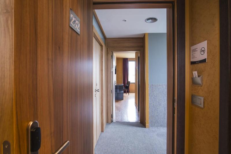 Two Connecting Double Rooms image 3