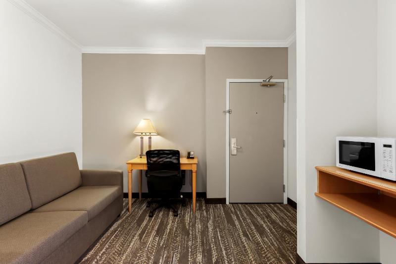 Queen Suite with Two Queen Beds - Non-Smoking image 4