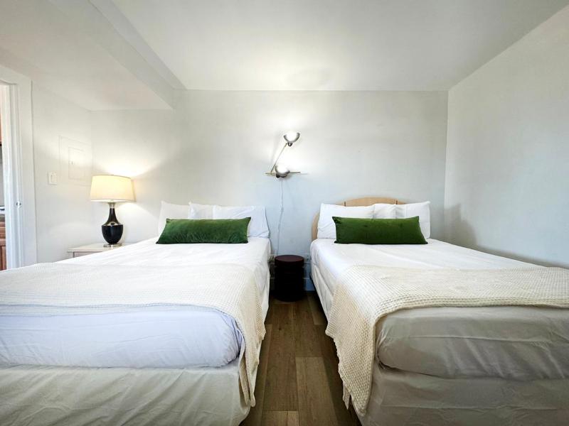 Standard Room with Two Double Beds and Kitchenette image 3