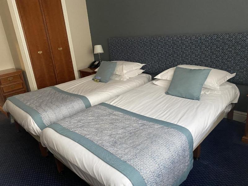Budget Twin Room - Internal facing image 3