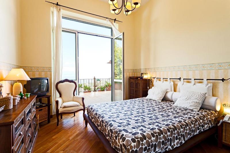 AMORE RENTALS - Villa The Stone on the Sea - image 14