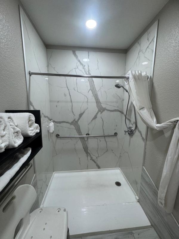 King Room with Roll-In Shower - Mobility Access/Non-Smoking image 3