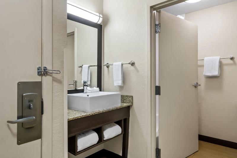 Deluxe Room with Two Double Beds Smoke Free image 2
