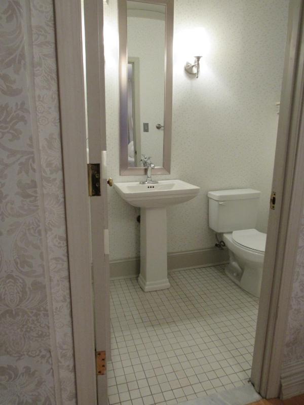 Queen Room image 2