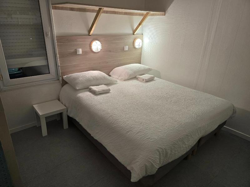 Quadruple Room with 1 Double Bed and 2 Single Beds image 3