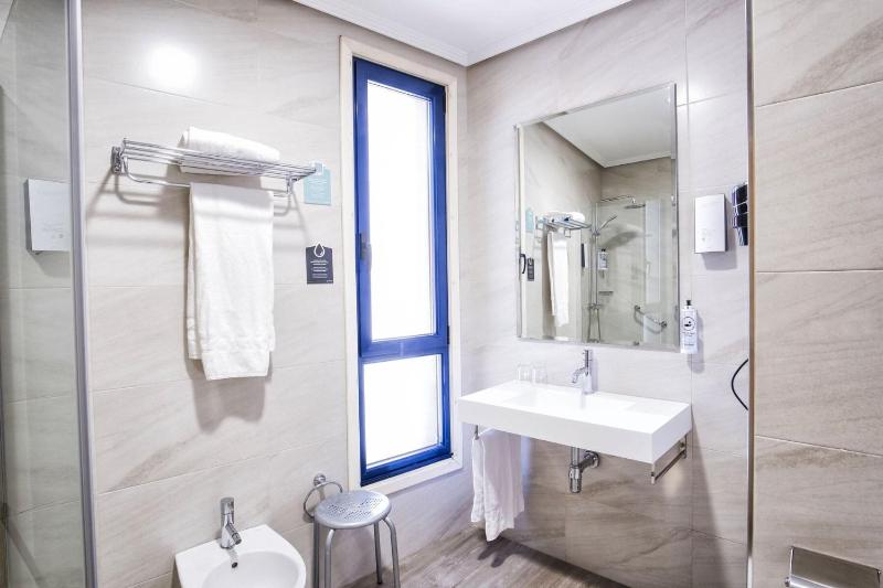 Single Room image 4